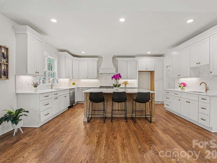 3215 James Plantation Drive, Denver, NC 28037.  MLS# CAR4360076, YatesRealty ID 19763. Living room facing kitchen