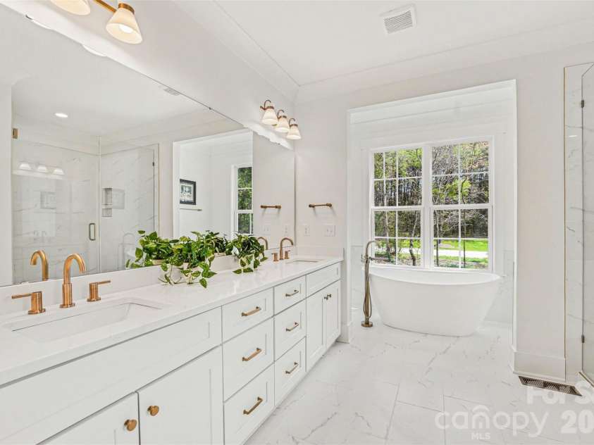 3215 James Plantation Drive, Denver, NC 28037.  MLS# CAR4360076, YatesRealty ID 19763. Primary suite bath