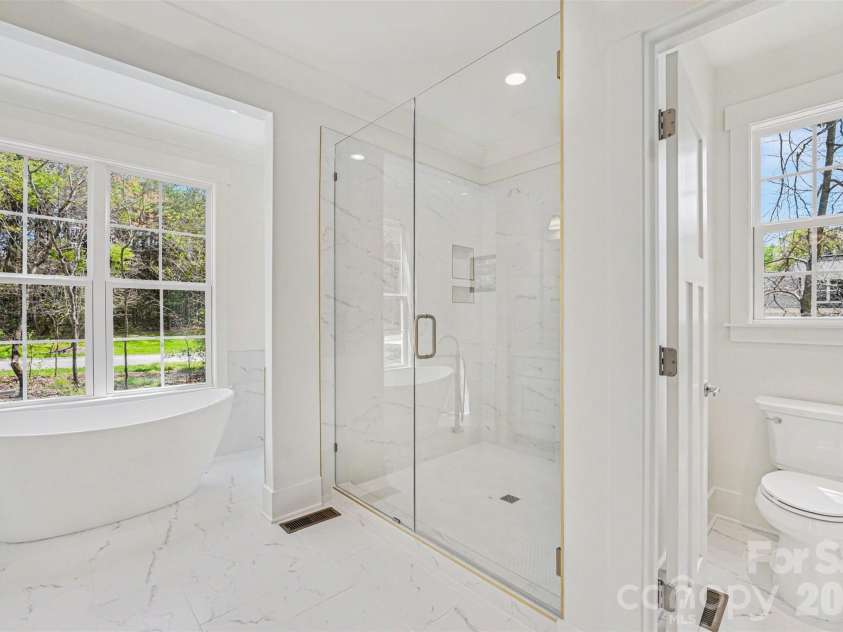 3215 James Plantation Drive, Denver, NC 28037.  MLS# CAR4360076, YatesRealty ID 19763. Primary suite bath