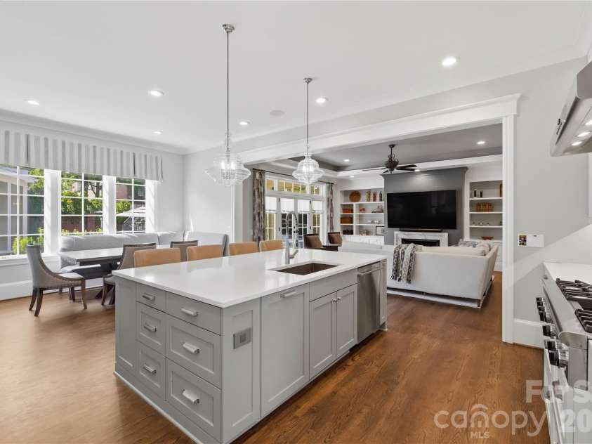 3343 Indian Meadows Lane, Charlotte, NC 28210.  MLS# CAR4372756, YatesRealty ID 19764. Kitchen With Breakfast Area