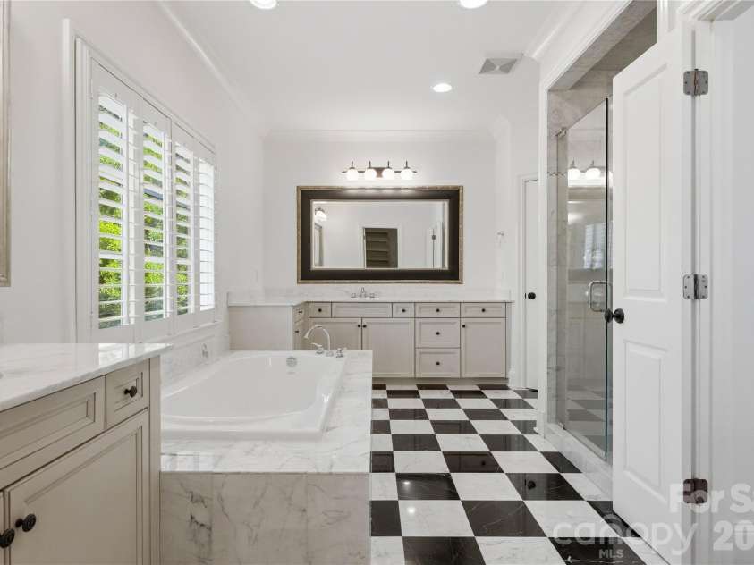 3343 Indian Meadows Lane, Charlotte, NC 28210.  MLS# CAR4372756, YatesRealty ID 19764. Primary Bath