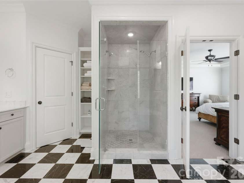 3343 Indian Meadows Lane, Charlotte, NC 28210.  MLS# CAR4372756, YatesRealty ID 19764. Primary Bath