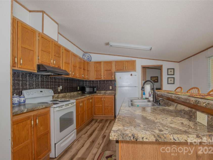 689 Bradford Road, Burnsville, NC 28714.  MLS# CAR4265215, YatesRealty ID 19768. 