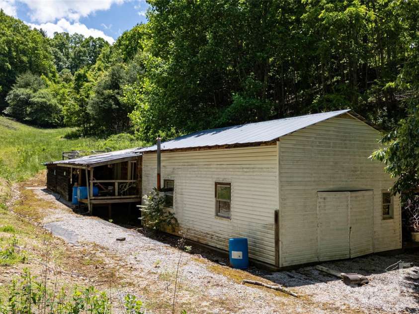 689 Bradford Road, Burnsville, NC 28714.  MLS# CAR4265215, YatesRealty ID 19768. 