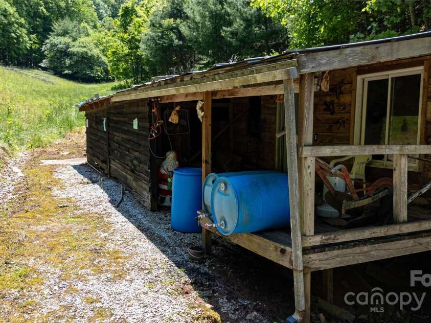 689 Bradford Road, Burnsville, NC 28714.  MLS# CAR4265215, YatesRealty ID 19768. 