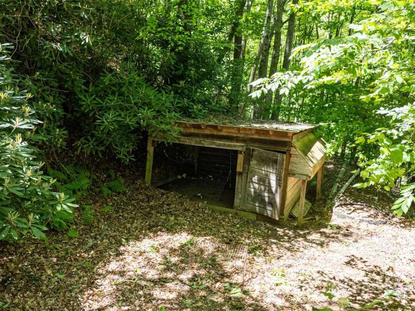 689 Bradford Road, Burnsville, NC 28714.  MLS# CAR4265215, YatesRealty ID 19768. 