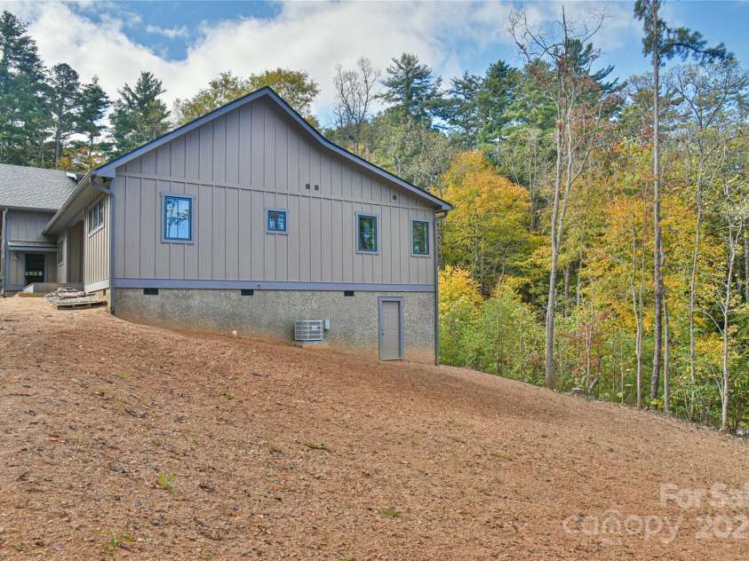 48 Crossings Circle, Fairview, NC 28730.  MLS# CAR4312919, YatesRealty ID 19773. 