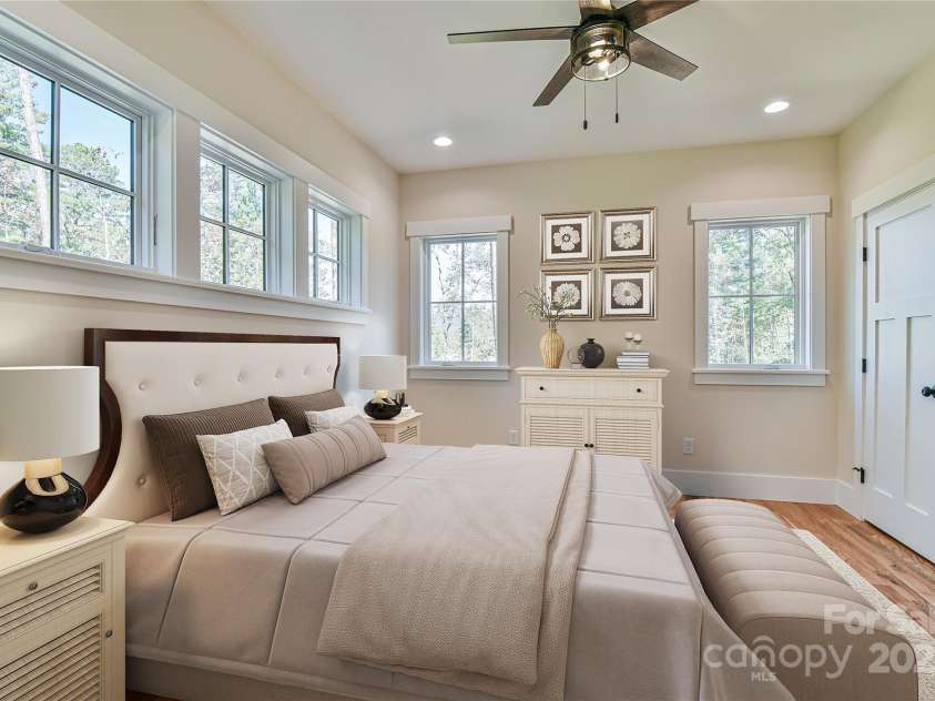 48 Crossings Circle, Fairview, NC 28730.  MLS# CAR4312919, YatesRealty ID 19773. Secondary Suite with Full Bathroom