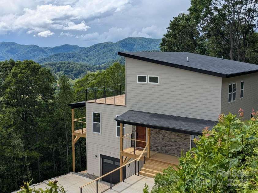 689 Blake Drive, Canton, NC 28716.  MLS# CAR4253513, YatesRealty ID 19776. 