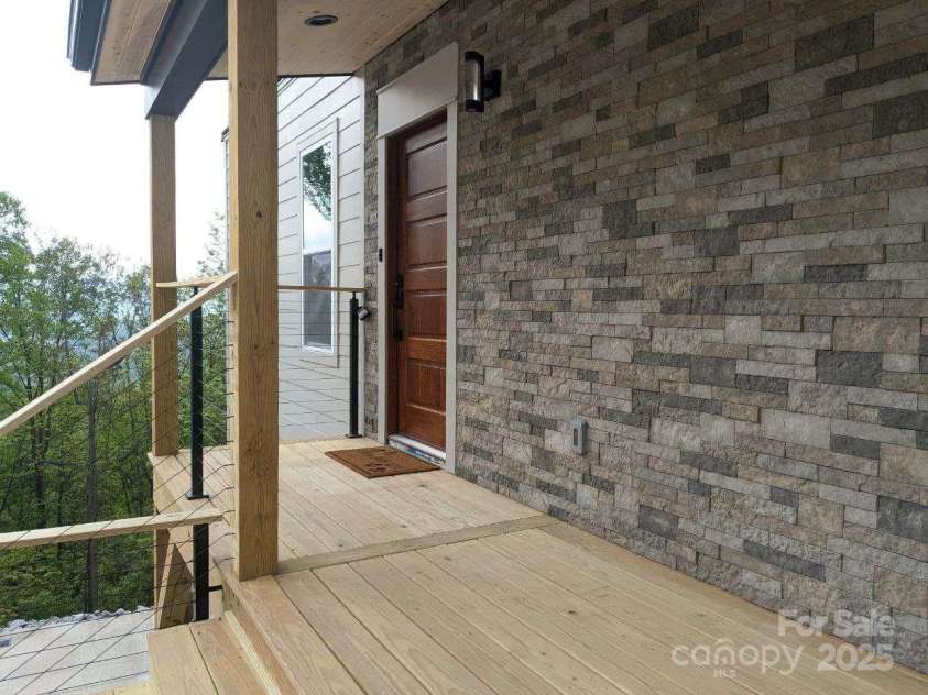 689 Blake Drive, Canton, NC 28716.  MLS# CAR4253513, YatesRealty ID 19776. 