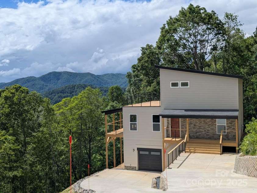 689 Blake Drive, Canton, NC 28716.  MLS# CAR4253513, YatesRealty ID 19776. 