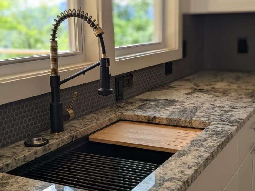 689 Blake Drive, Canton, NC 28716.  MLS# CAR4253513, YatesRealty ID 19776. 