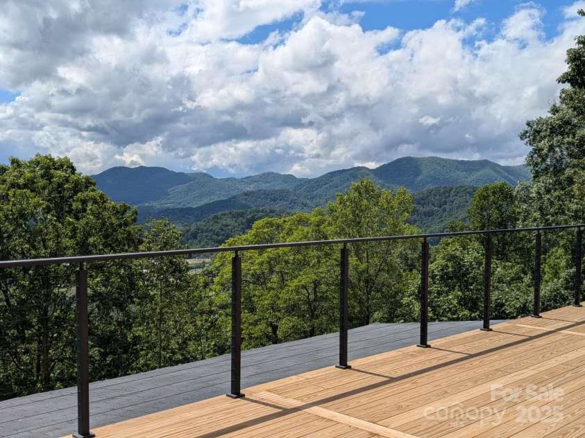 689 Blake Drive, Canton, NC 28716.  MLS# CAR4253513, YatesRealty ID 19776. 