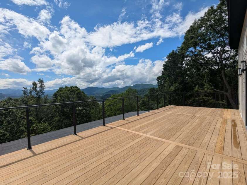 689 Blake Drive, Canton, NC 28716.  MLS# CAR4253513, YatesRealty ID 19776. 