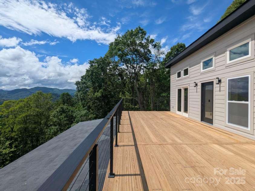 689 Blake Drive, Canton, NC 28716.  MLS# CAR4253513, YatesRealty ID 19776. 