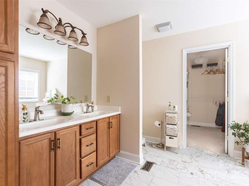 508 Yorktown Court, Lenoir, NC 28645.  MLS# CAR4256351, YatesRealty ID 19777. 
