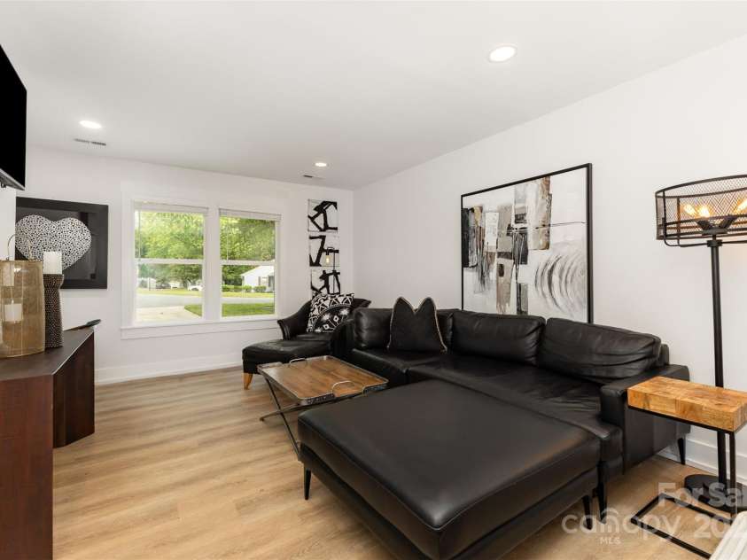 6824 Cortez Trail, Charlotte, NC 28227.  MLS# CAR4257515, YatesRealty ID 19778. Family Room