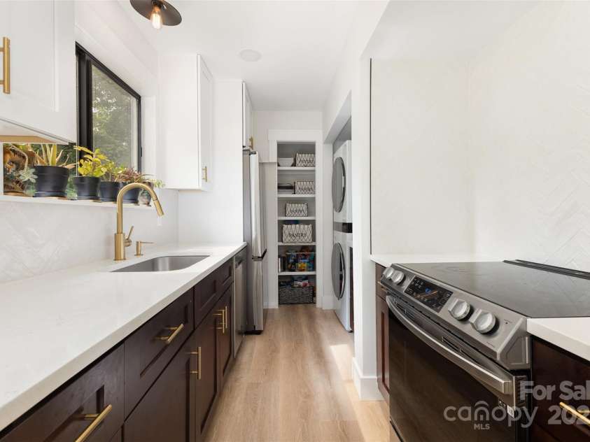 6824 Cortez Trail, Charlotte, NC 28227.  MLS# CAR4257515, YatesRealty ID 19778. Kitchen