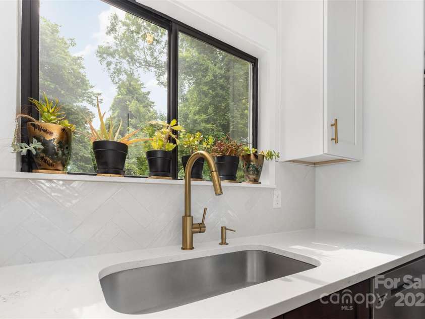 6824 Cortez Trail, Charlotte, NC 28227.  MLS# CAR4257515, YatesRealty ID 19778. Kitchen