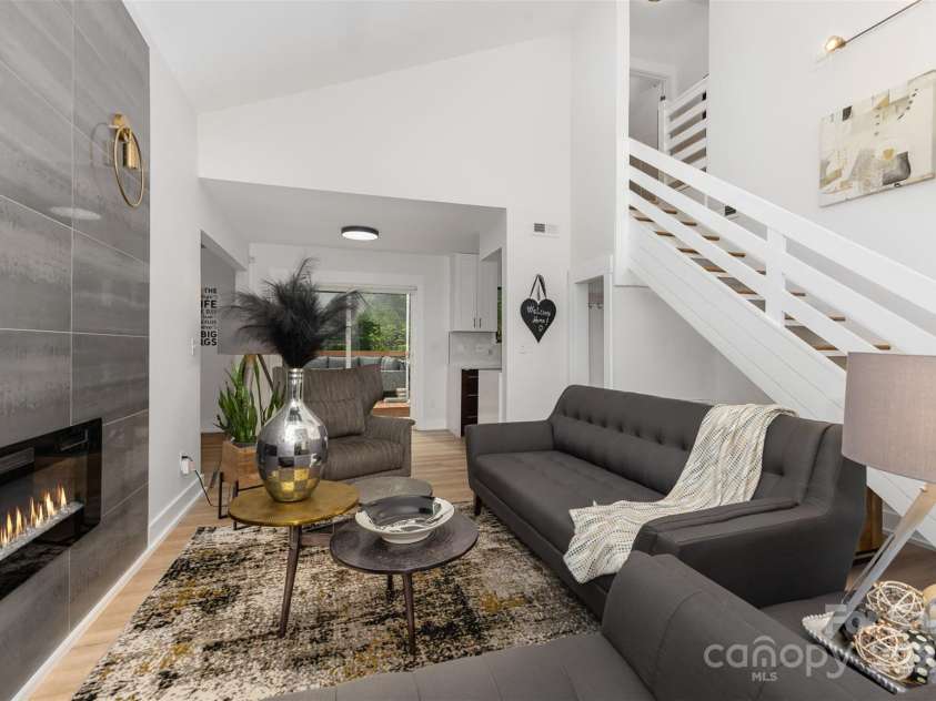 6824 Cortez Trail, Charlotte, NC 28227.  MLS# CAR4257515, YatesRealty ID 19778. Living Room