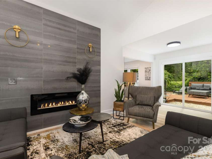 6824 Cortez Trail, Charlotte, NC 28227.  MLS# CAR4257515, YatesRealty ID 19778. Living Room