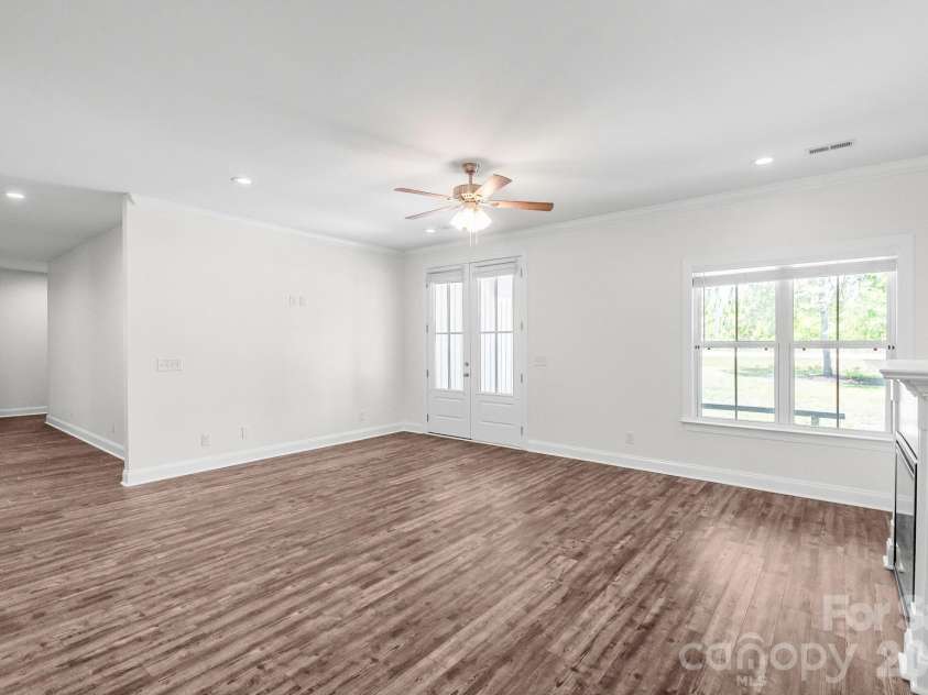 939 Old Stagecoach Road, Camden, SC 29020.  MLS# CAR4379219, YatesRealty ID 19780. Entryway / Living Room