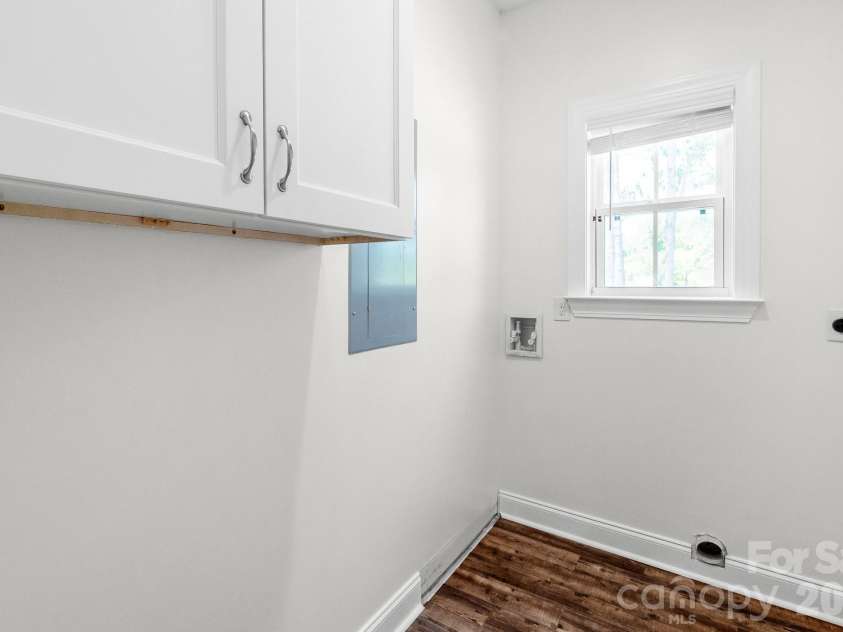 939 Old Stagecoach Road, Camden, SC 29020.  MLS# CAR4379219, YatesRealty ID 19780. Laundry Room