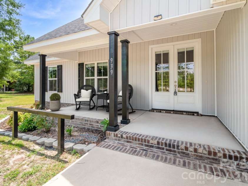 939 Old Stagecoach Road, Camden, SC 29020.  MLS# CAR4379219, YatesRealty ID 19780. Virtually Staged
