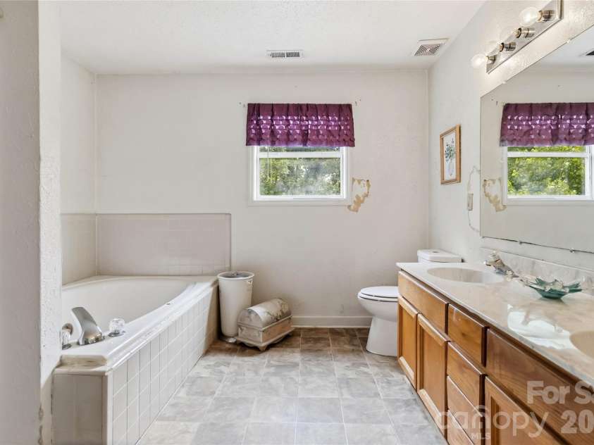 3009 Faircroft Way, Monroe, NC 28110.  MLS# CAR4376059, YatesRealty ID 19781. Primary Bathroom