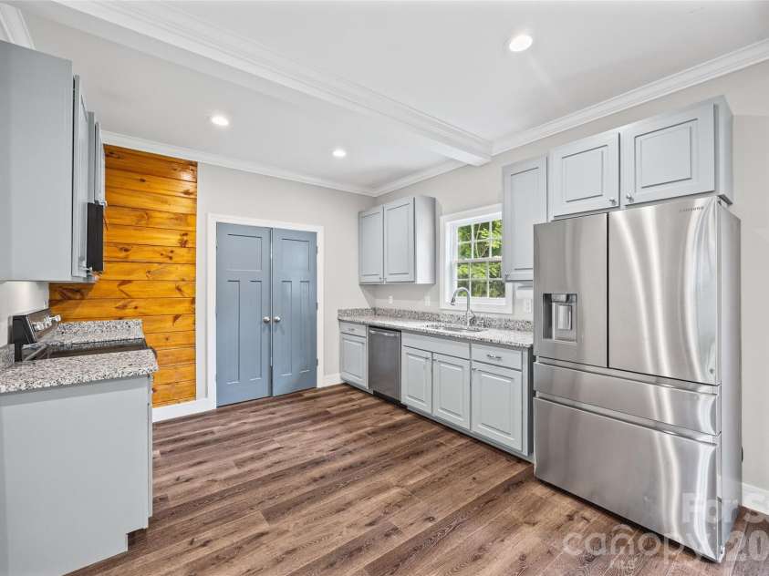 103.5 Foote Street, Chester, SC 29706.  MLS# CAR4377694, YatesRealty ID 19782. This kitchen looks great and functions well!