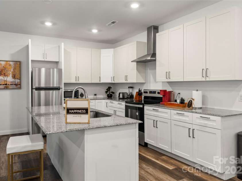 2813 Ava Avenue, Charlotte, NC 28208.  MLS# CAR4266386, YatesRealty ID 19783. 