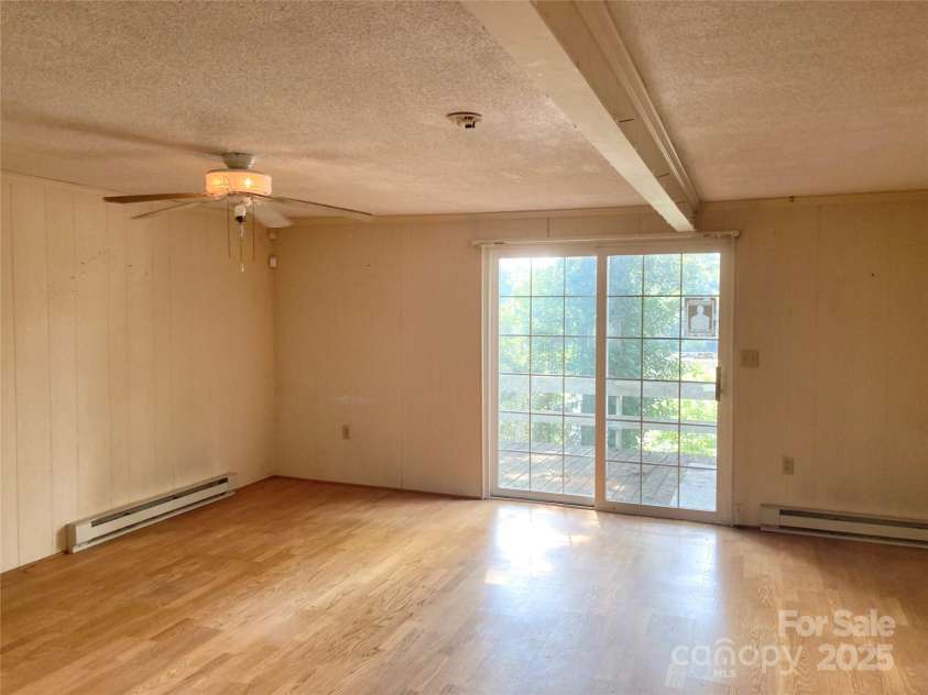 1300 Riverview Boulevard, Lexington, NC 27292.  MLS# CAR4268493, YatesRealty ID 19785. Livingroom