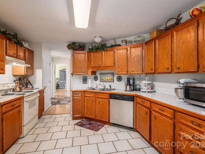 1335 Huckleberry Drive, Lincolnton, NC 28092.  MLS# CAR4201338, YatesRealty ID 1979. 