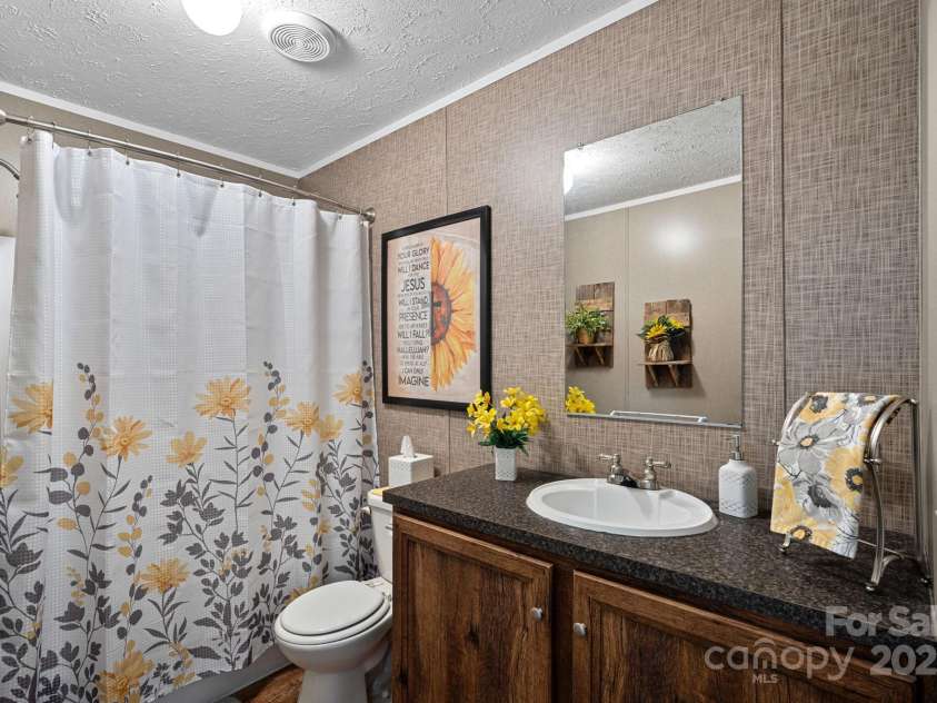 5826 Boxer Drive, Iron Station, NC 28080.  MLS# CAR4214978, YatesRealty ID 1979. 2nd Bathroom