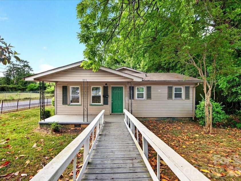 936 Holland Avenue, Charlotte, NC 28206.  MLS# CAR4379038, YatesRealty ID 19790. 