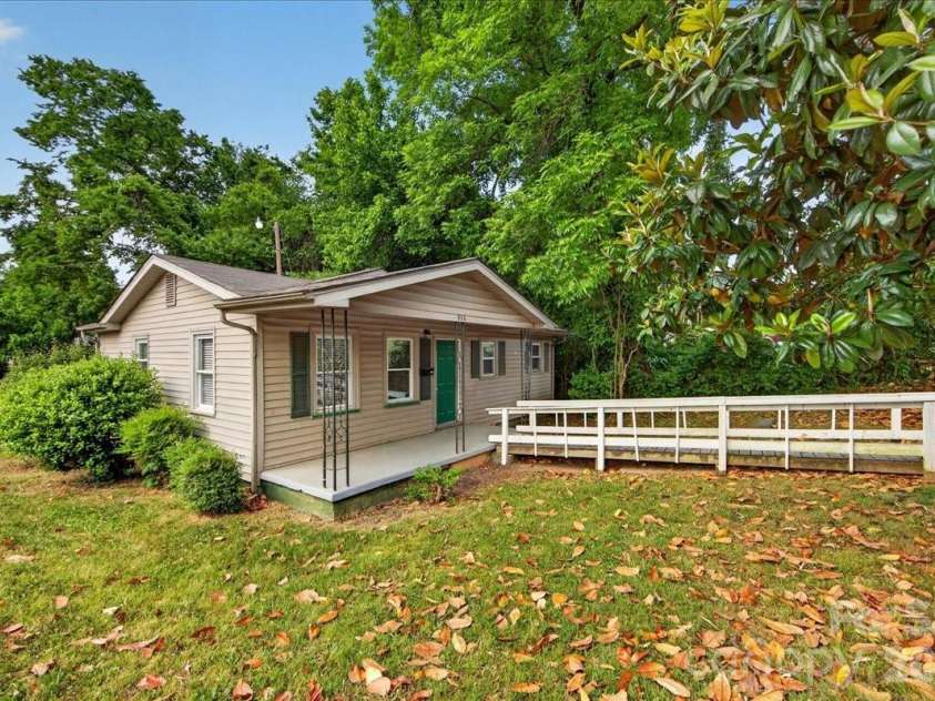 936 Holland Avenue, Charlotte, NC 28206.  MLS# CAR4379038, YatesRealty ID 19790. 