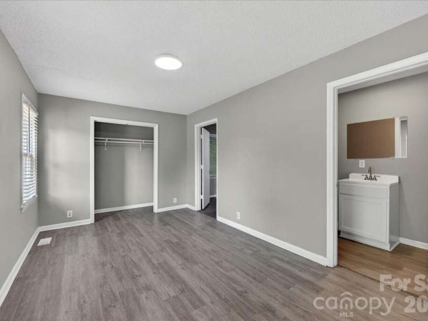 936 Holland Avenue, Charlotte, NC 28206.  MLS# CAR4379038, YatesRealty ID 19790. 