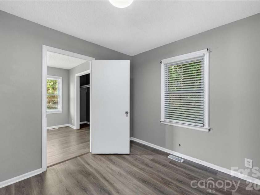 936 Holland Avenue, Charlotte, NC 28206.  MLS# CAR4379038, YatesRealty ID 19790. 