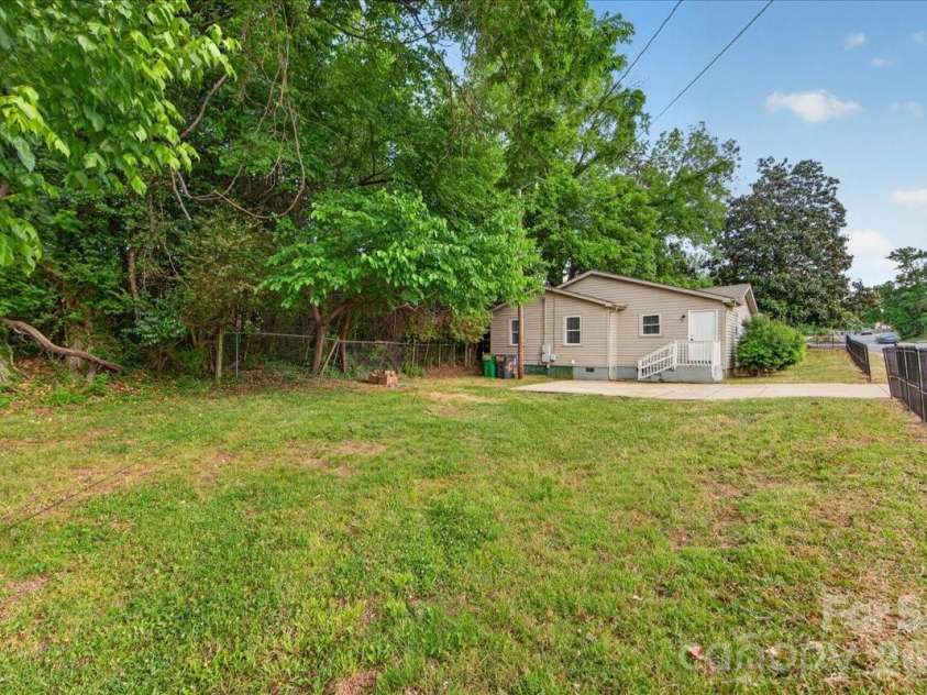 936 Holland Avenue, Charlotte, NC 28206.  MLS# CAR4379038, YatesRealty ID 19790. 