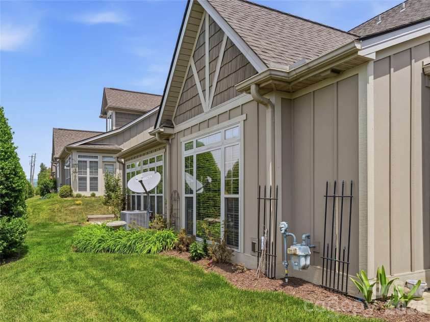 33 Florian Lane, Fletcher, NC 28732.  MLS# CAR4374744, YatesRealty ID 19791. 