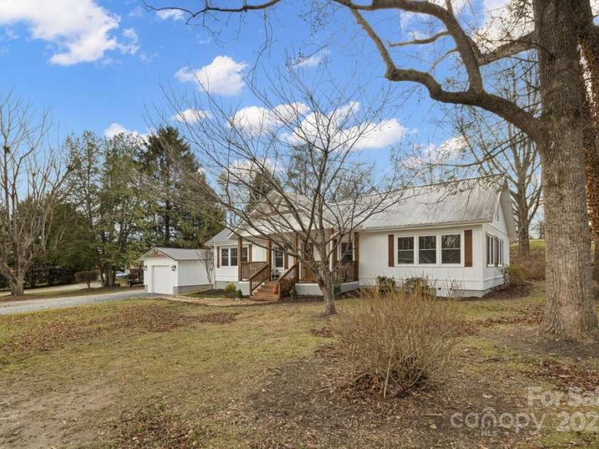 227 Ashmore Avenue, Hendersonville, NC 28791.  MLS# CAR4263833, YatesRealty ID 19792. 