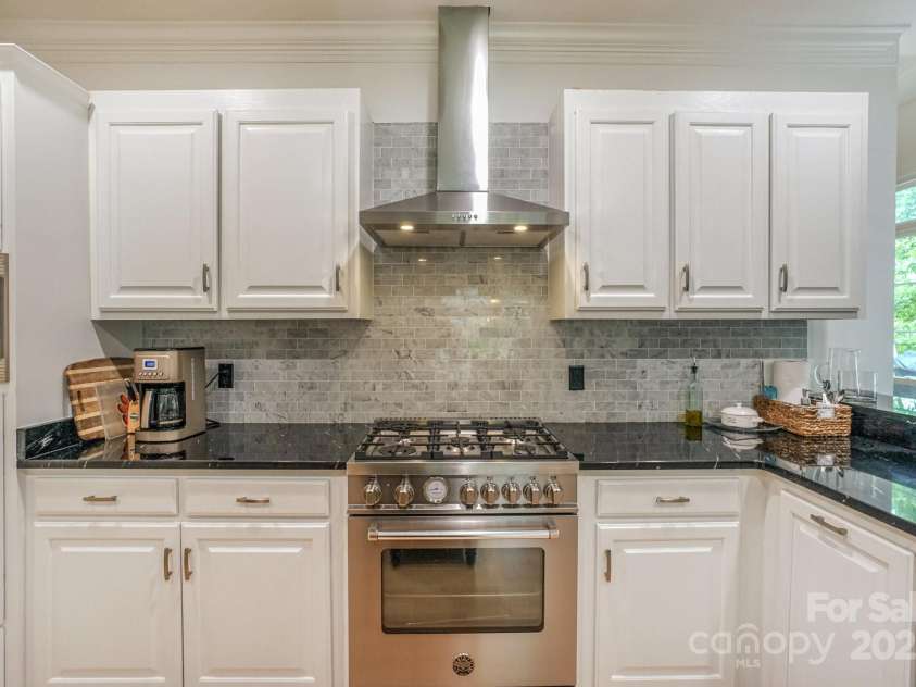 14831 Charterhouse Lane, Huntersville, NC 28078.  MLS# CAR4264707, YatesRealty ID 19794. Love cooking with your Free-Standing Dual-fuel Range w/ hood with accented backsplash