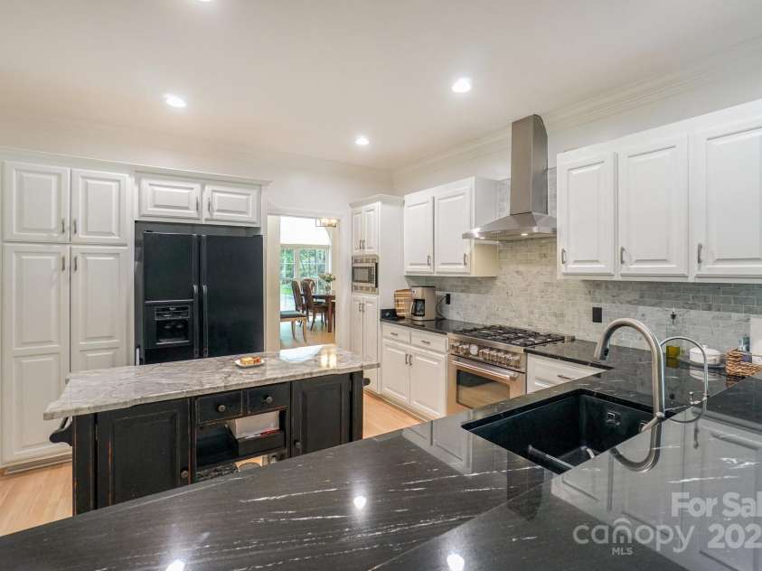14831 Charterhouse Lane, Huntersville, NC 28078.  MLS# CAR4264707, YatesRealty ID 19794. Upgraded Kitchen opens up to the breakfast room and Vaulted Great Room