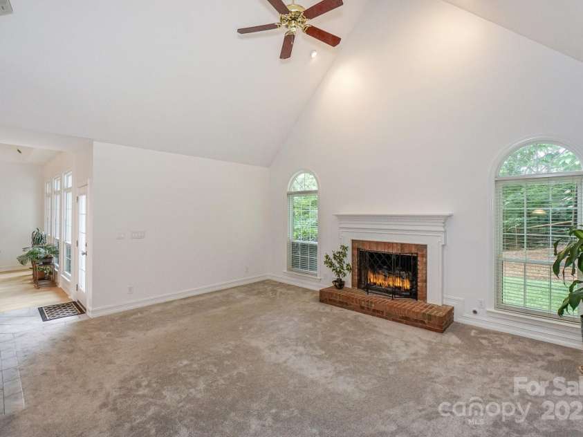 14831 Charterhouse Lane, Huntersville, NC 28078.  MLS# CAR4264707, YatesRealty ID 19794. Vaulted Great Room is open to the kitchen and breakfast area