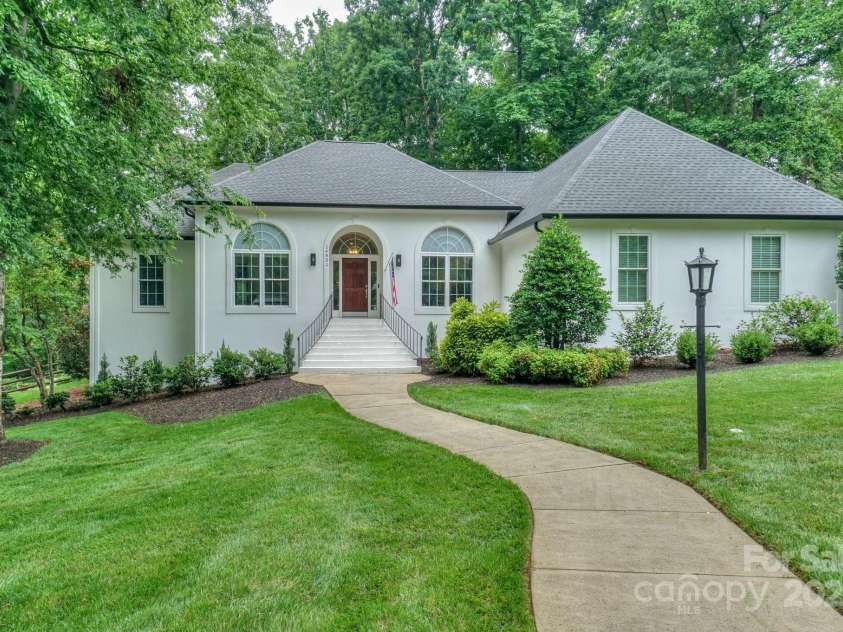 14831 Charterhouse Lane, Huntersville, NC 28078.  MLS# CAR4264707, YatesRealty ID 19794. Welcome to this Immaculate 4bd/3ba Ranch home in Desirable Wynfield neighborhood.