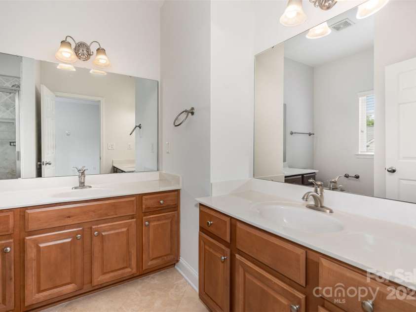 4368 Yoruk Forest Lane, Charlotte, NC 28211.  MLS# CAR4258326, YatesRealty ID 19795. 