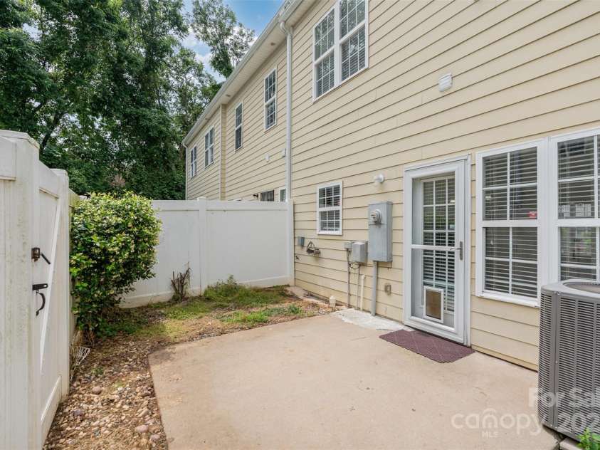 4368 Yoruk Forest Lane, Charlotte, NC 28211.  MLS# CAR4258326, YatesRealty ID 19795. 