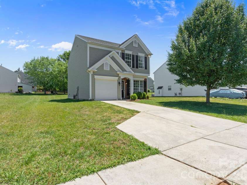10410 Roundleaf Drive, Charlotte, NC 28213.  MLS# CAR4378376, YatesRealty ID 19797. 