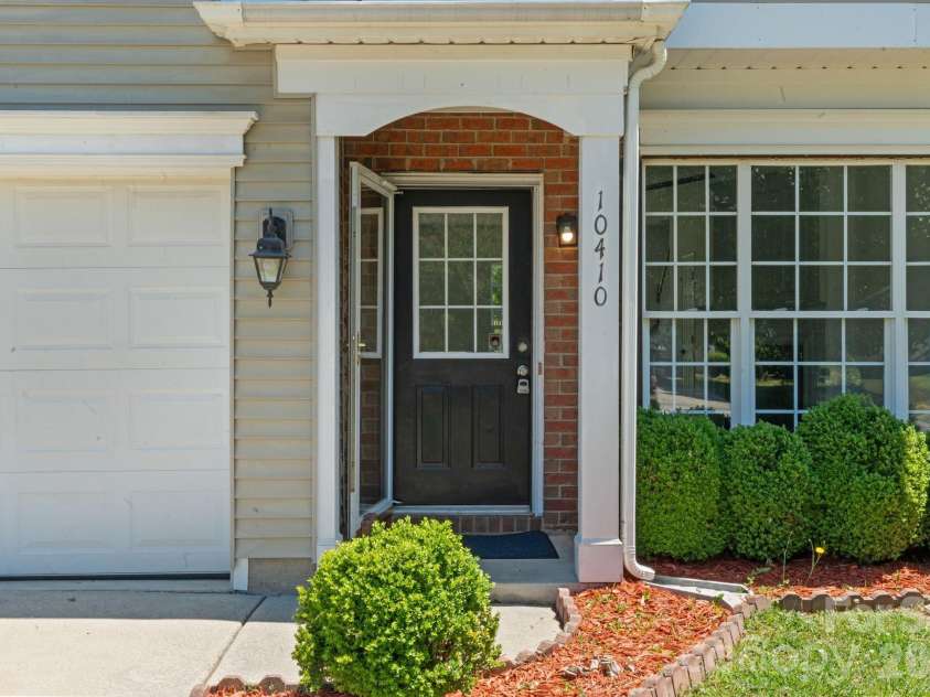 10410 Roundleaf Drive, Charlotte, NC 28213.  MLS# CAR4378376, YatesRealty ID 19797. 