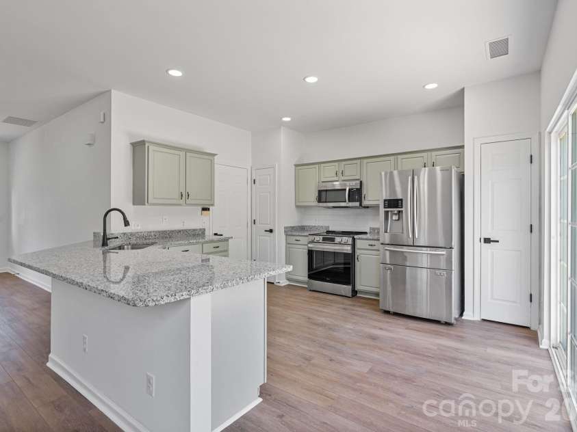 10410 Roundleaf Drive, Charlotte, NC 28213.  MLS# CAR4378376, YatesRealty ID 19797. 